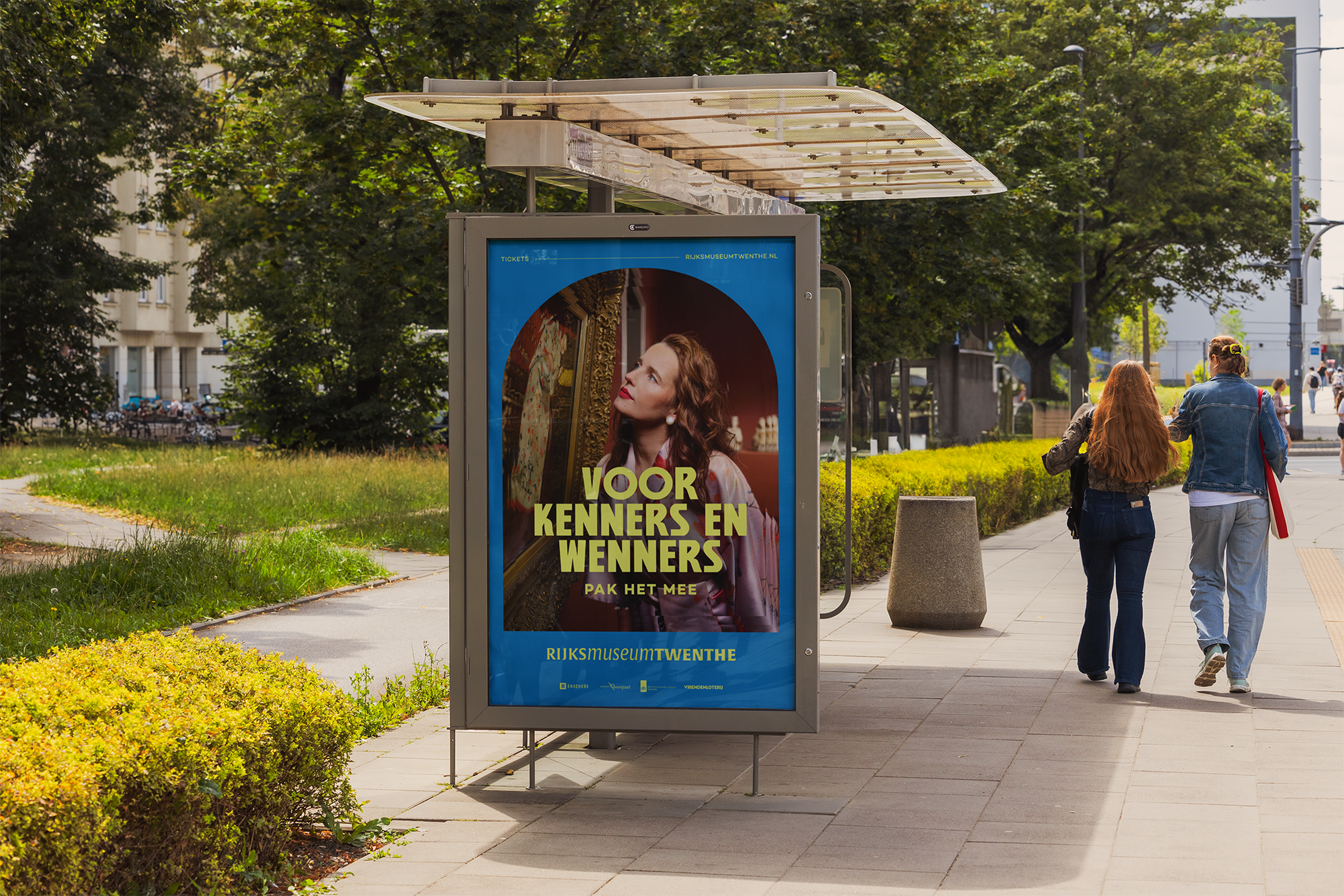 Bus Stop Citylight Mockup Hersteld